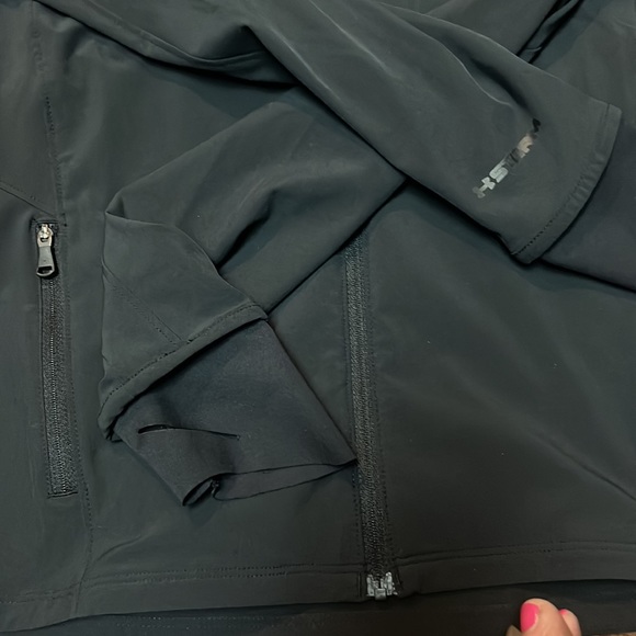 Underarmour outrun the storm jacket- like new condition - Picture 5 of 7